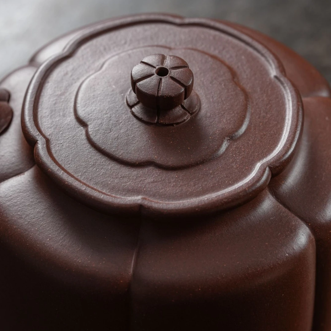 "Meihua Zhoupan" (Plum Blossom Round Plate) Yixing Teapot – 280cc, Semi-Handmade with Huanglongshan Original Ore Zini by Tang Xiaohui