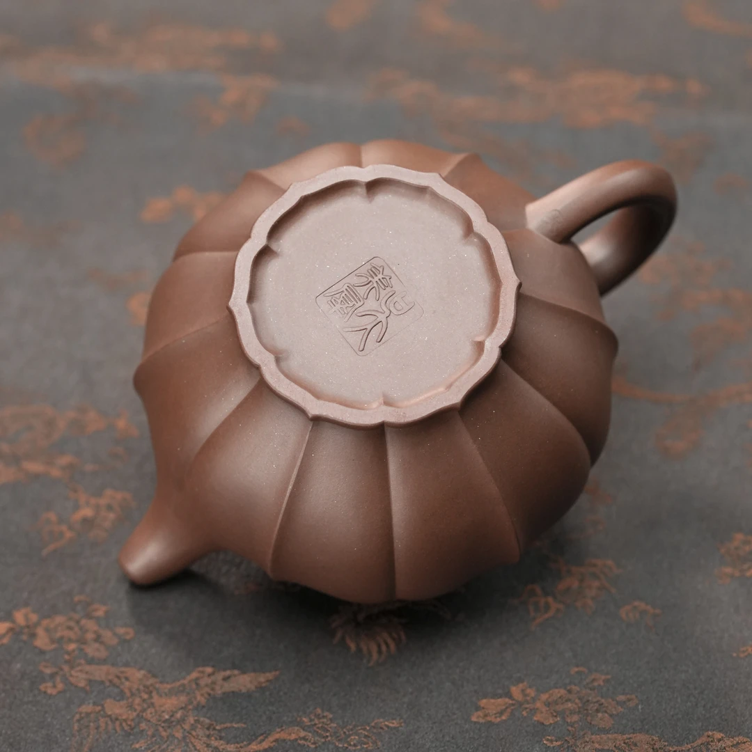 "Linghua Duo Zhi" (Lotus-Petal Douzhi) Yixing Teapot – 330cc, Semi-Handmade with Huanglongshan Zini by Wu Meiqun