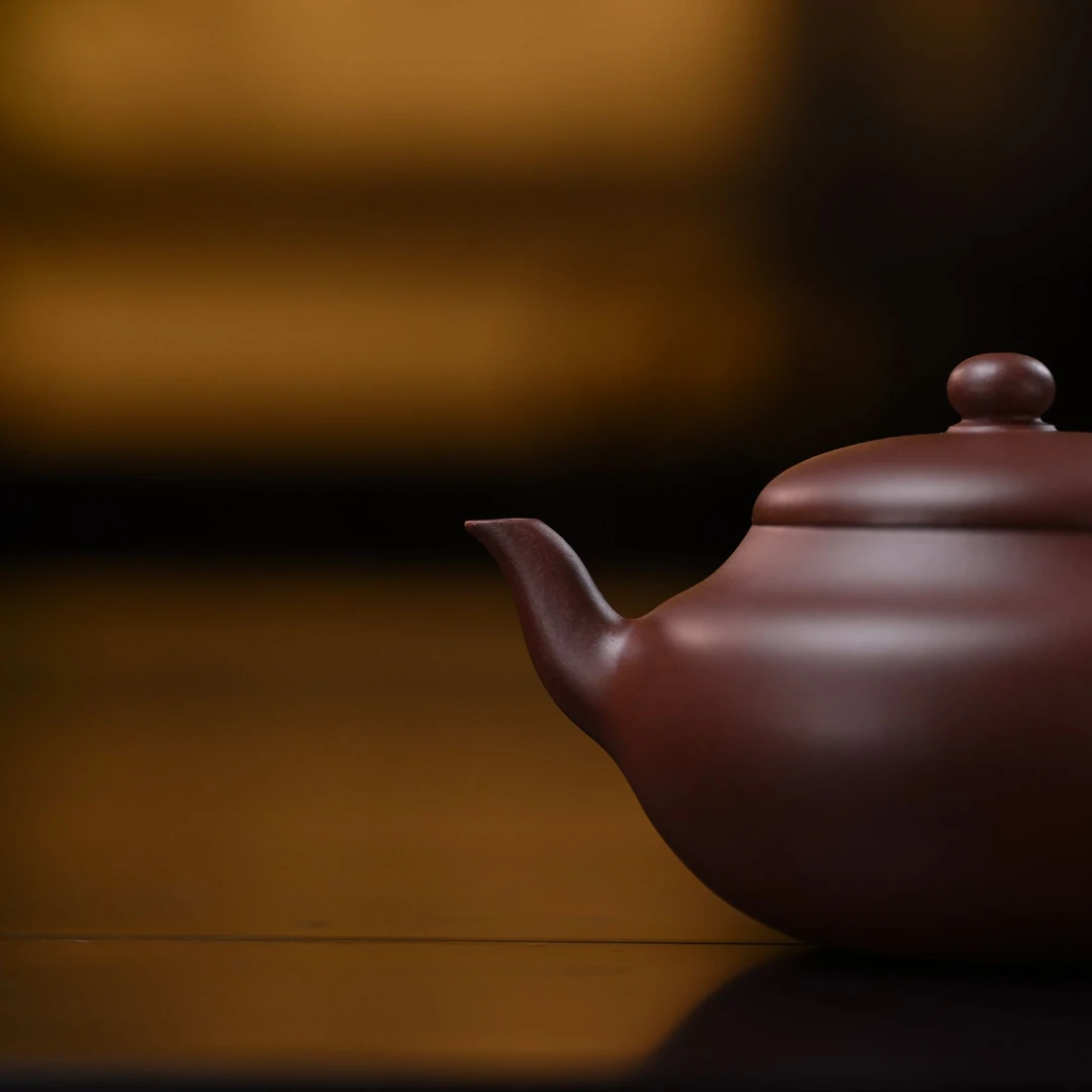 "Bian Li" (Flattened Pear) Yixing Teapot – 200cc, Semi-Handmade with Huanglongshan Qing Shui Ni by Wei Meijuan