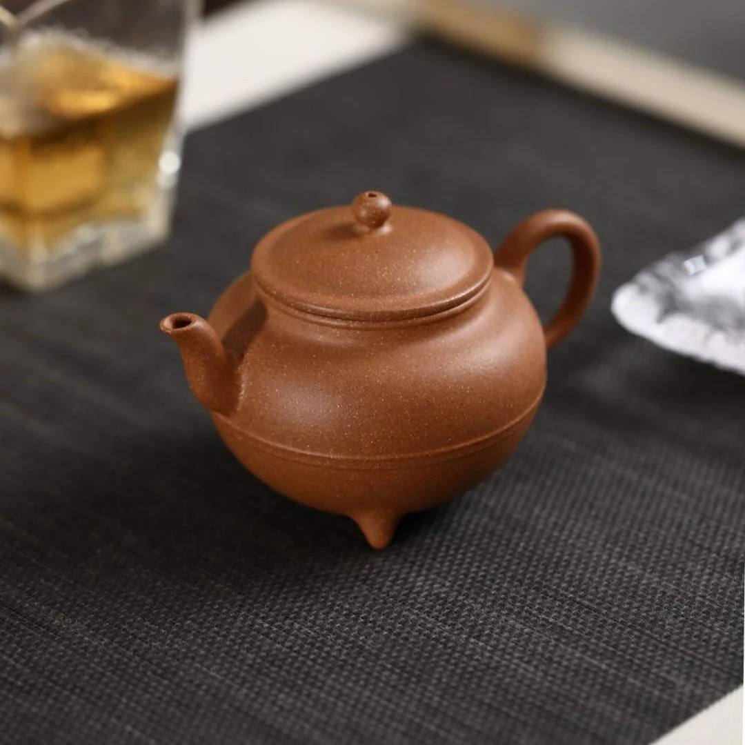 "San Zu Xian Yuan" (Three-Legged Round Form) Yixing Teapot – 160cc, Semi-Handmade with Huanglongshan Aged Duan Ni Clay, by Artisan Yang Chen