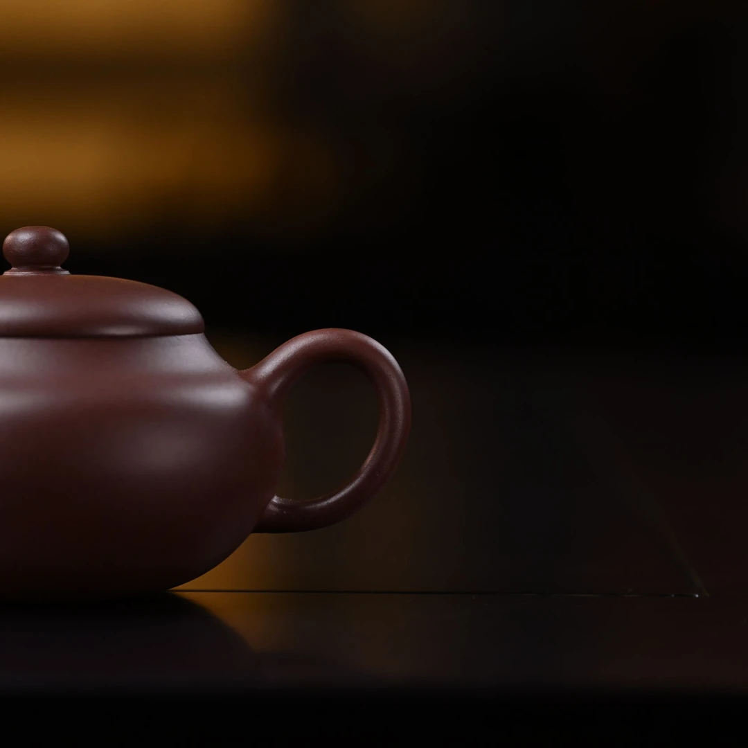 "Bian Li" (Flattened Pear) Yixing Teapot – 200cc, Semi-Handmade with Huanglongshan Qing Shui Ni by Wei Meijuan