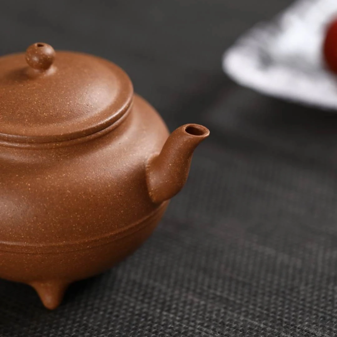 "San Zu Xian Yuan" (Three-Legged Round Form) Yixing Teapot – 160cc, Semi-Handmade with Huanglongshan Aged Duan Ni Clay, by Artisan Yang Chen