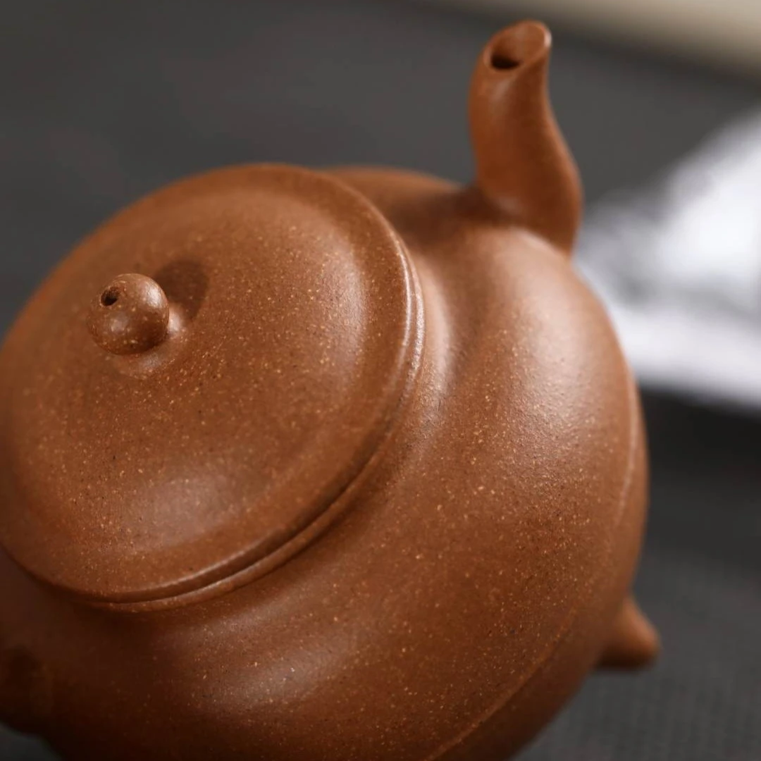 "San Zu Xian Yuan" (Three-Legged Round Form) Yixing Teapot – 160cc, Semi-Handmade with Huanglongshan Aged Duan Ni Clay, by Artisan Yang Chen