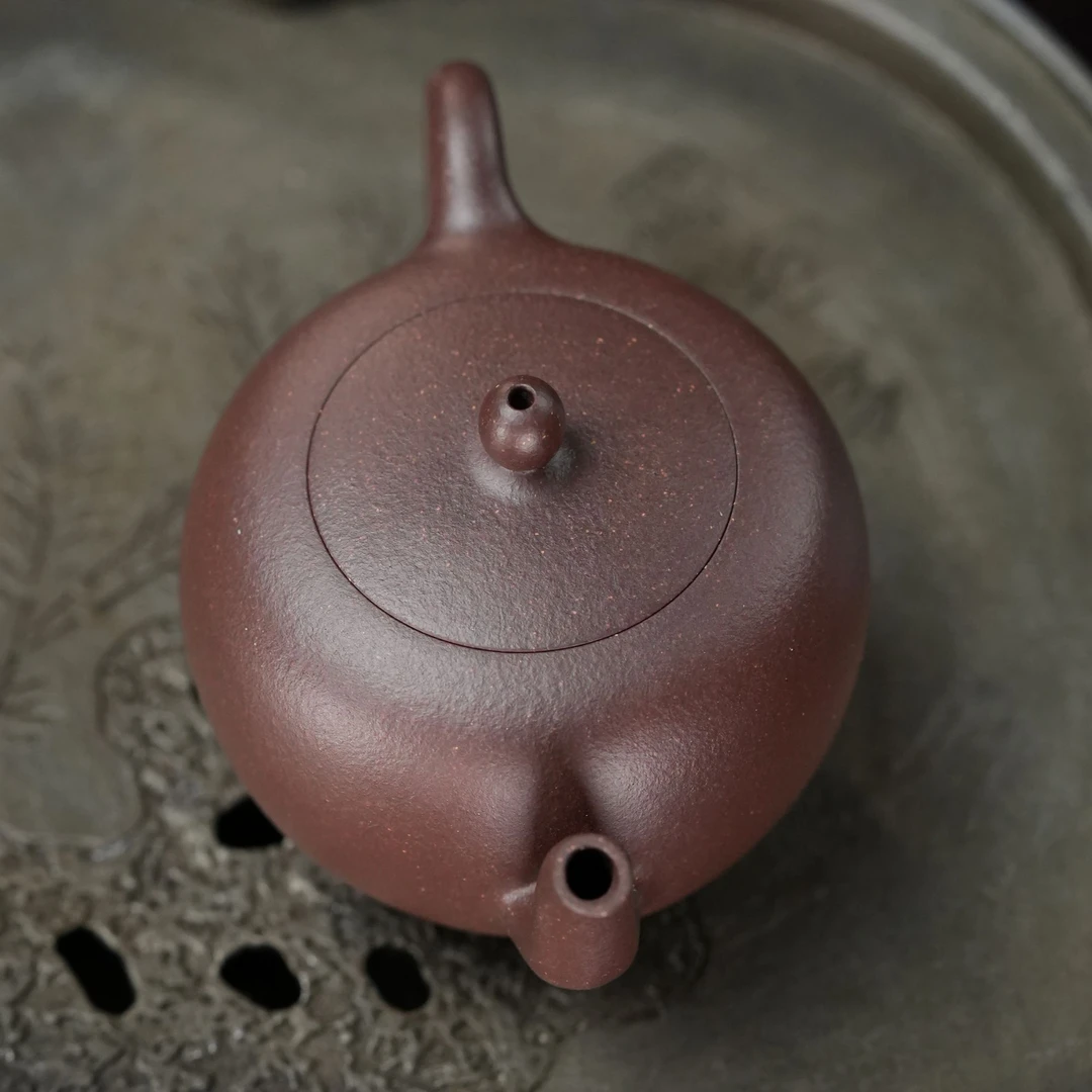 "Meiren Jian" (Beauty’s Shoulder) Yixing Teapot – 50cc, Full-Handmade with Huanglongshan Di Cao Qing by Qiao Yan