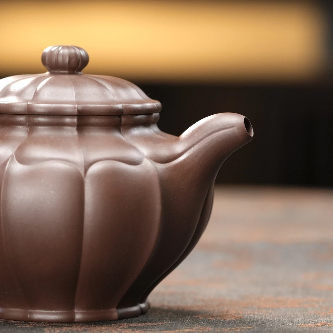 "Linghua Duo Zhi" (Lotus-Petal Douzhi) Yixing Teapot – 330cc, Semi-Handmade with Huanglongshan Zini by Wu Meiqun
