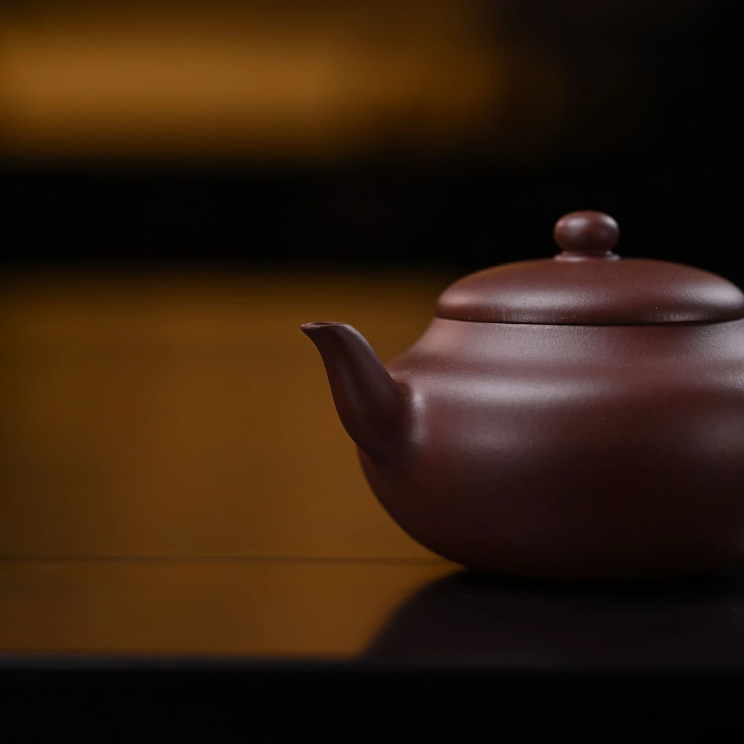 "Bian Li" (Flattened Pear) Yixing Teapot – 200cc, Semi-Handmade with Huanglongshan Qing Shui Ni by Wei Meijuan