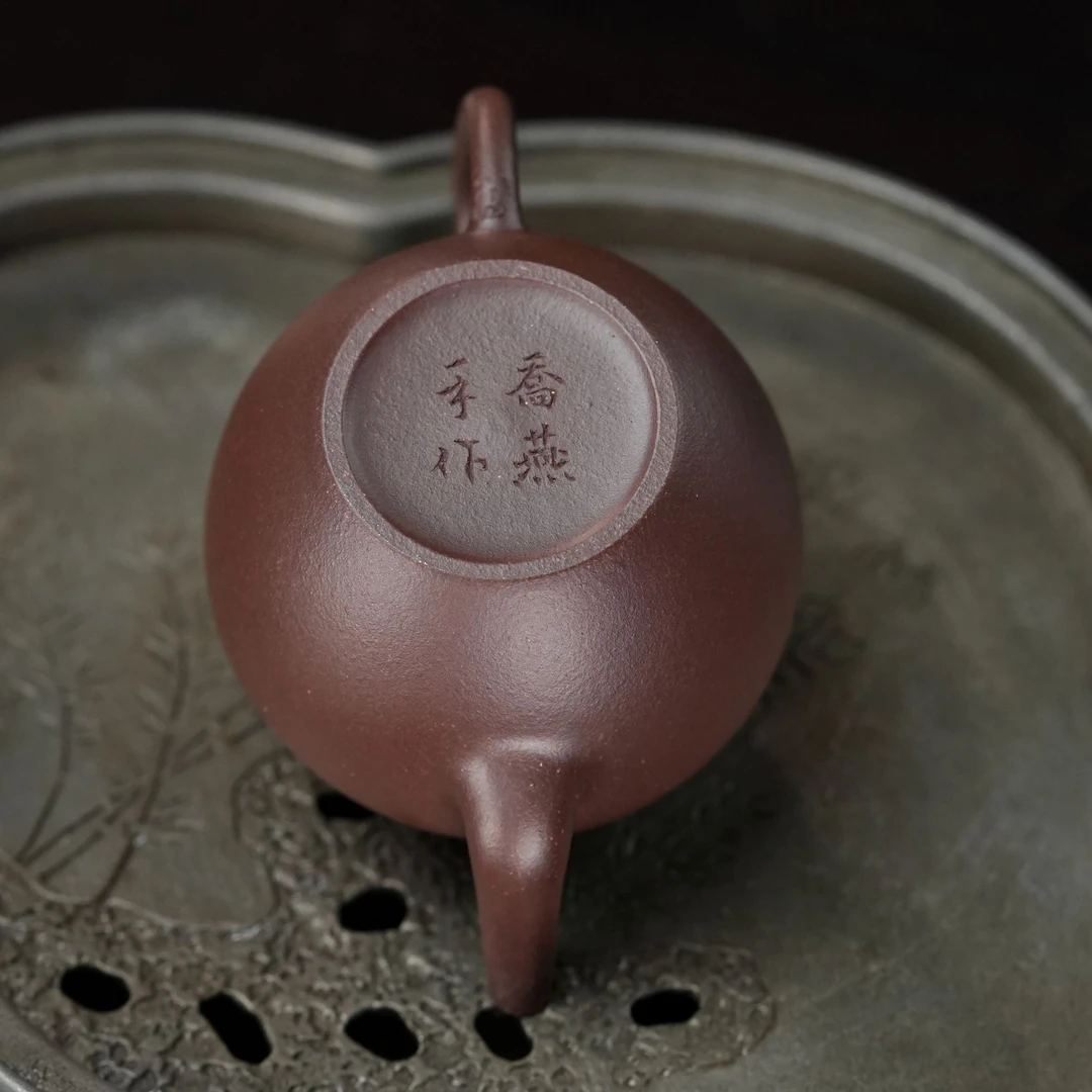 "Meiren Jian" (Beauty’s Shoulder) Yixing Teapot – 50cc, Full-Handmade with Huanglongshan Di Cao Qing by Qiao Yan