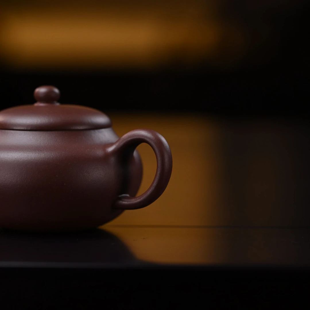 "Bian Li" (Flattened Pear) Yixing Teapot – 200cc, Semi-Handmade with Huanglongshan Qing Shui Ni by Wei Meijuan