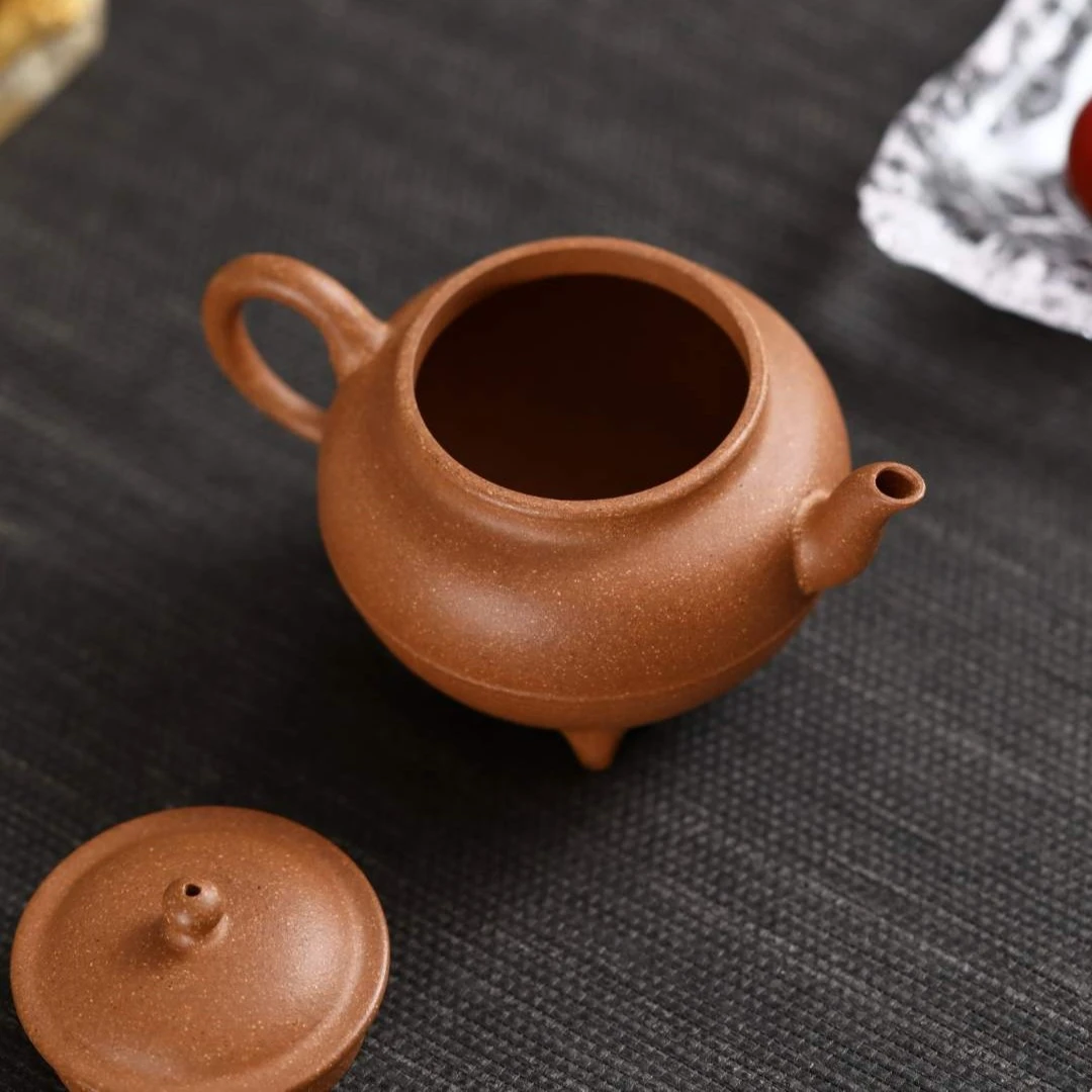 "San Zu Xian Yuan" (Three-Legged Round Form) Yixing Teapot – 160cc, Semi-Handmade with Huanglongshan Aged Duan Ni Clay, by Artisan Yang Chen