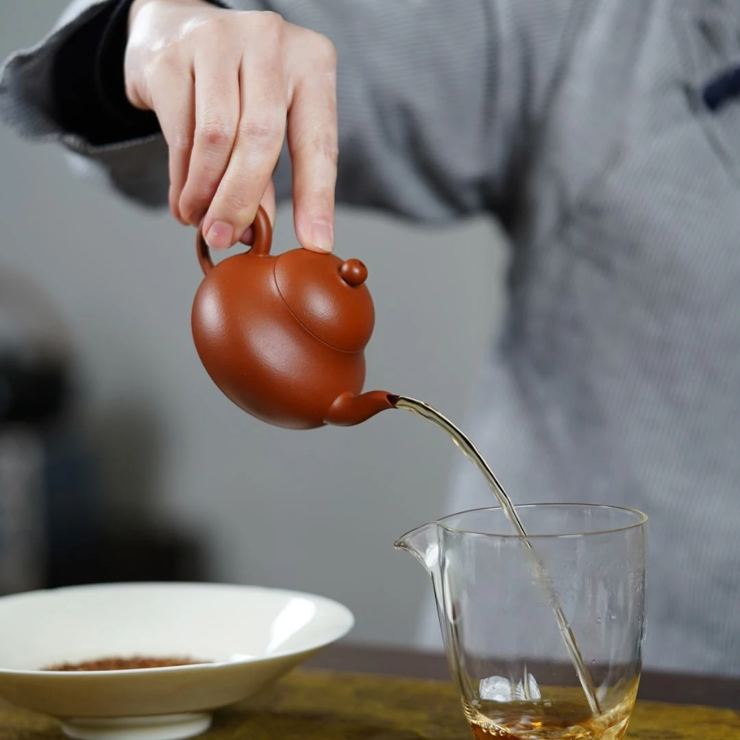 "Li Xing" (Pear Shape) Yixing Teapot – 120cc, Semi-Handmade with Raw Zhu Ni Clay, Small Coal-Kiln Fired by Artisan Zhou Jiaping